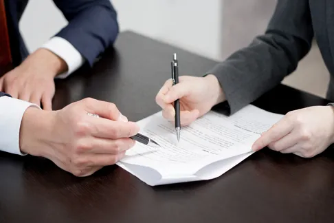 書類を見ながら確認する写真