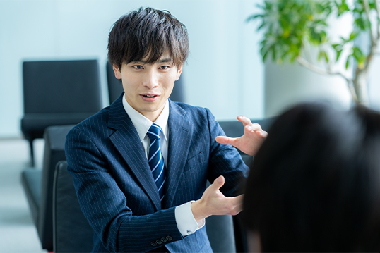 キャリアコンサルタントが説明している写真