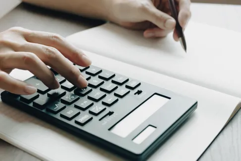 コストを計算している写真