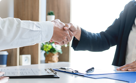 握手をしている写真