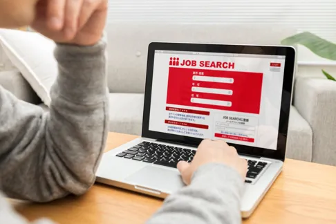 ウェブサイトで仕事探しをしている写真