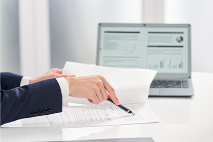 資料を見ながら説明する写真