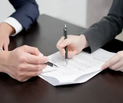 書類を見ながら確認する写真