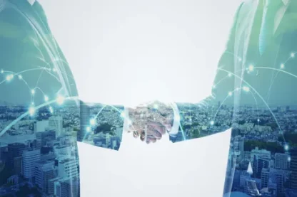 握手をしている写真